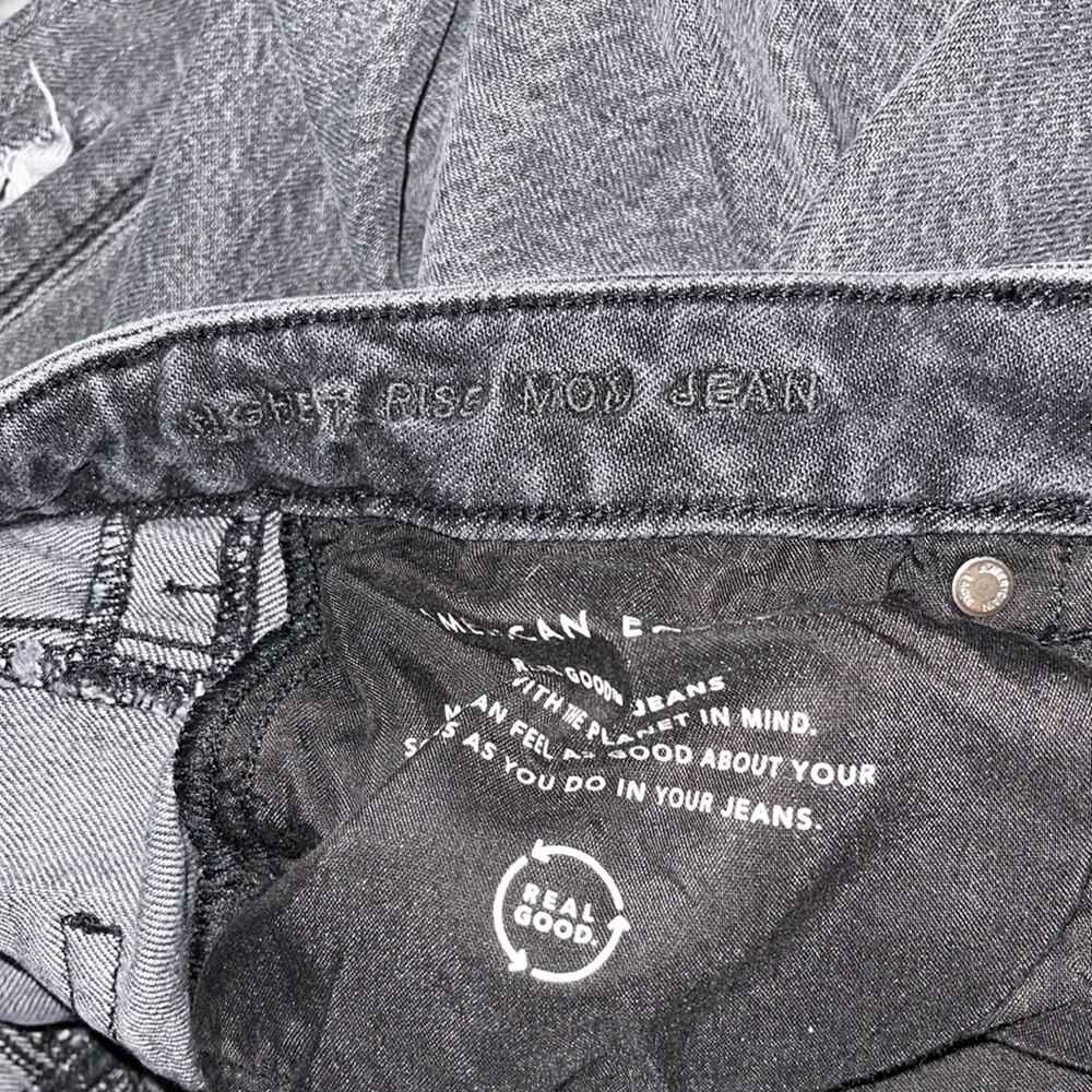 Like new! American Eagle High Rise Mom Jeans. Size 8. - Picture 6 of 6